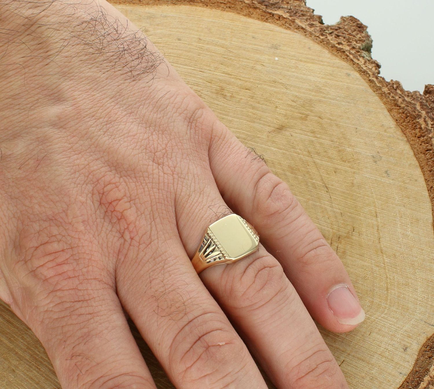 Pierścionek sygnet z grawerowanymi bokami SY 248 375 Męski sygnet wykonany próby złota 375. Męska biżuteria idealna na wszelkie okazje. Złota biżuteria o ciekawej, niepowtarzalnej formie, która zachwy1.jpg